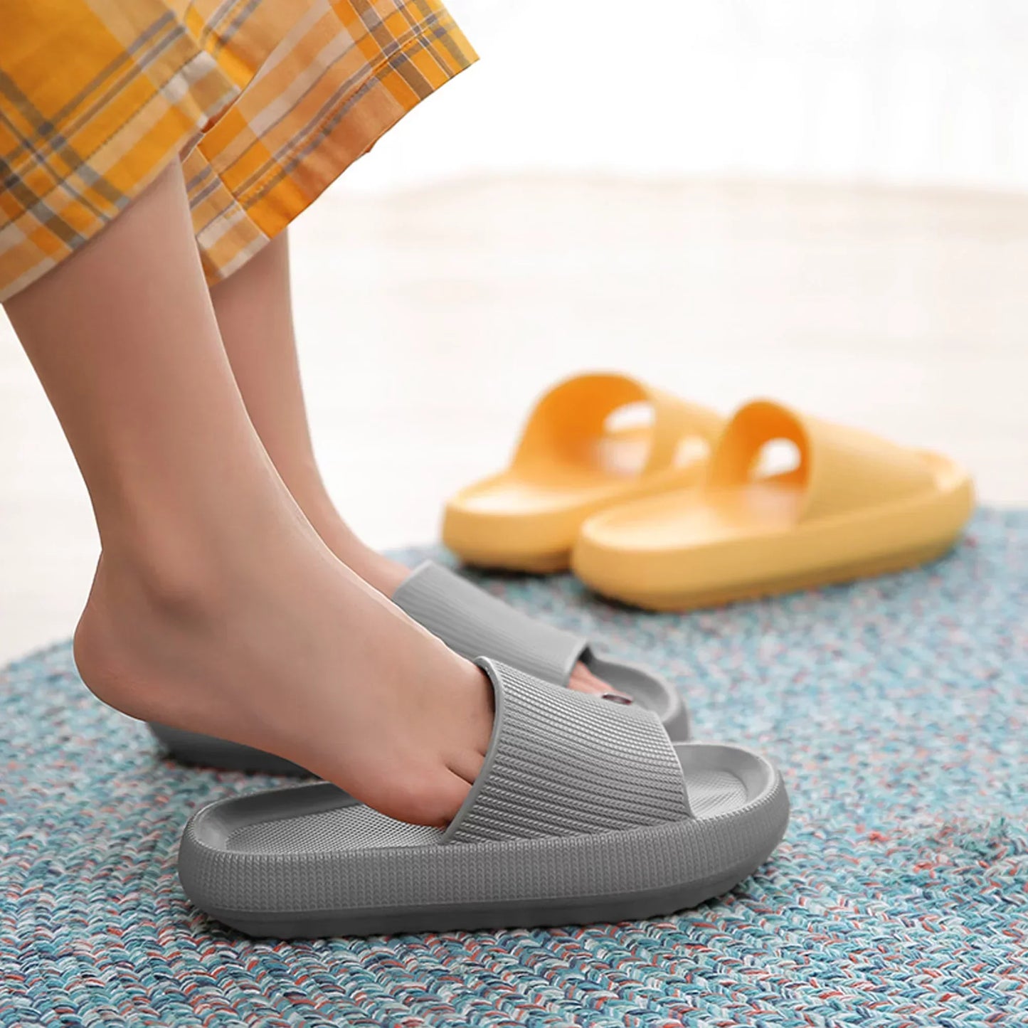 Cloud Slippers for Women and Men,Pillow Slippers Thicken Sole Cloud Cushion Slides Super Comfy Soft Foam Slides Non Slip Shower Bathroom Slides Sandals